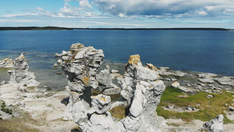 Drohnenansicht-Aus-Der-Vogelperspektive-Auf-Die-Ruhige-Ostsee-Und-Interessante-Felsformationen-An-Der-Küste-Der-Insel-Gotland-Mit-Wunderschönen-Wolken