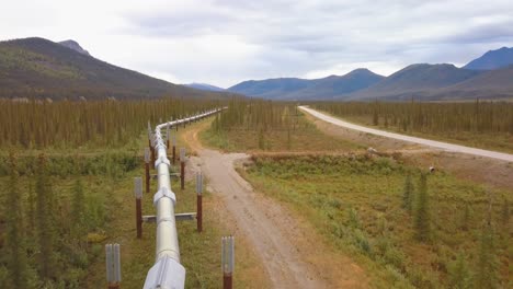 Nahe-Luftaufnahme-über-Der-Alaska-Pipeline-Für-Rohöl-Und-Öl