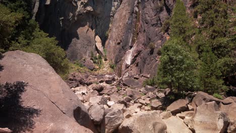 Tiro-Inclinado-Hacia-Arriba-De-Las-Cataratas-De-Yosemite-Inferiores-Secas-En-El-Verano