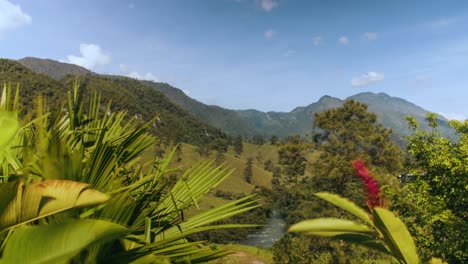 Hermoso-Lapso-De-Tiempo-De-La-Naturaleza-Con-Colinas,-Montañas,-Plantas-Y-Un-Río-En-Lanquin,-Guatemala
