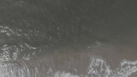 Ruhige-Wellen-Der-Ostsee,-Die-Auf-Der-Leeren-Strandluftaufnahme-Brechen
