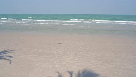 Idyllischer-Tropischer-Strand,-Weißer-Sand,-Leichte-Wellen-Und-Blauer-Horizont,-Statischer-Slomo