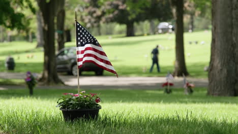 Kleine-US-Flagge-Auf-Dem-Friedhof