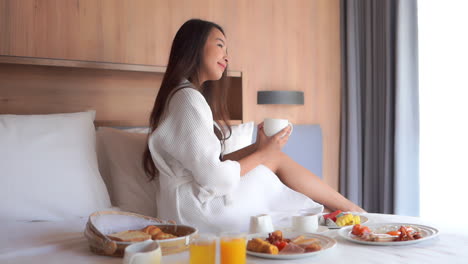 Zufriedenes-Asiatisches-Wertschätzendes-Gesundes-Reichhaltiges-Frühstück-Im-Hotelzimmer