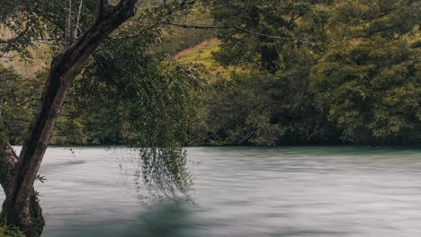 Schöner-Zeitraffer-Des-Wassers,-Das-Durch-Den-Fluss-In-Lanquin,-Guatemala-Fließt