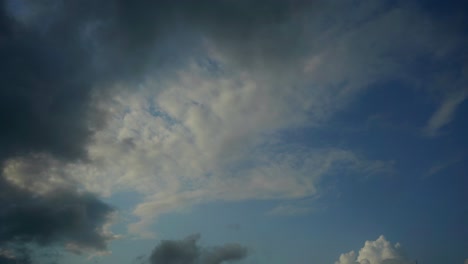 Regnerische-Dunkle-Wolken,-Die-Sich-Schnell-Bewegen