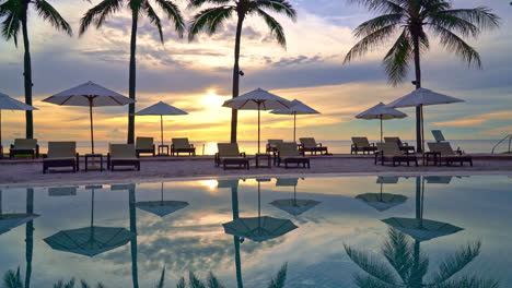 Sonnenschirm-Und-Stuhl-Rund-Um-Den-Schwimmbad-Im-Resorthotel-Für-Freizeitreisen-Und-Urlaub-In-Der-Nähe-Des-Meeresstrandes-Bei-Sonnenuntergang-Oder-Sonnenaufgang
