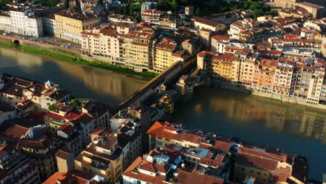 Ponte-Vecchio-Bridge-Sunrise,-Florencia,-Italia.-Vista-Aérea