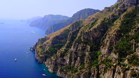 Luftdrohnenansicht-Der-Amalfi-Küstenlinie,-In-Der-Nähe-Von-Salerno,-Italien