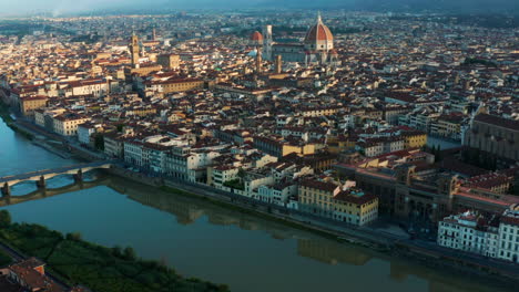 Aerial-view-of-Arno-river,-Tilt-reveals-Florence-Cathedral