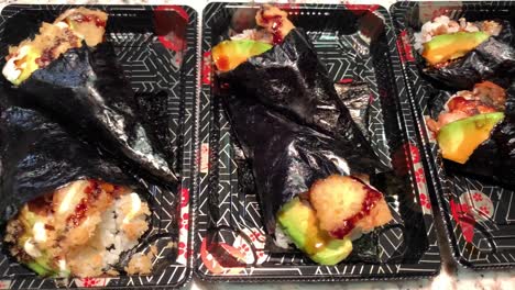 Japanische-Sushi-Handrollen-In-Schicken-Einwegboxen,-Die-Von-Restaurants-Zum-Mitnehmen-Verwendet-Werden