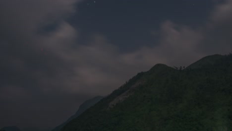 Night-time-time-lapse-of-clouds-moving-fast-near-the-mountains,-Lanquin,-Guatemala