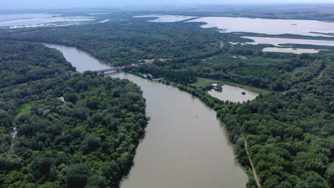 Toma-De-Paralaje-Del-Río-Húngaro-Tisza-Con-Un-Puente-Que-Lo-Cruza