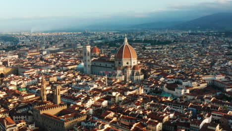 Establishing-shot-of-Florence,-Italy.-Sunrise-over-city
