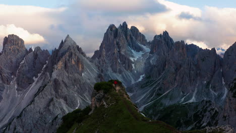 Man-running-to-cliff-in-Dolomites,-Italy