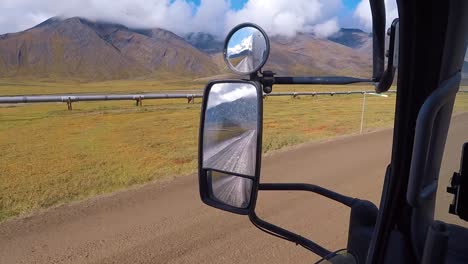 Vista-Del-Oleoducto-Trans-alaska-Desde-Una-Casa-Rodante-Conduciendo-Por-La-Autopista-Dalto