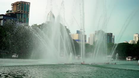 Fountain-in-the-middle-of-the-lake-in-the-Lumpini-park,-Bangkok,-slowmotion-120fps