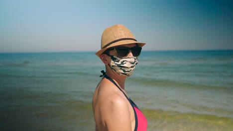 Rücken-Einer-Schönen-Frau-Am-Strand-Mit-Einer-Schützenden-Gesichtsmaske