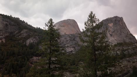 Tiro-Inclinado-Hacia-Arriba-Para-Revelar-La-Parte-Trasera-De-La-Mitad-Del-Domo-En-El-Valle-De-Yosemite
