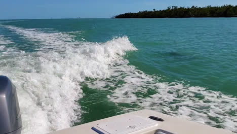 Delfine-Springen-Dicht-Hinter-Motorboote,-Während-Sie-Schwimmen-Und-Den-Wellen-Des-Motors-Im-Ozean-Folgen