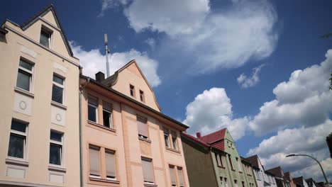 Weitwinkel-Low-Viewpoint-Von-Generischen-Deutschen-Stadtwohnhäusern