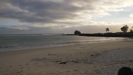 Sonnenuntergang-Am-Strand-Von-Currumbin---Leeres-Strandufer-Während-Des-Pandemiekoronavirus---Goldküste,-Queensland,-Australien