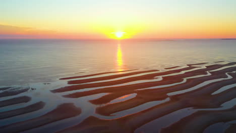 Cape-Cod-Bay-Epischer-Sonnenuntergang-Drohnenaufnahmen-Vom-Strand-Bei-Ebbe-Mit-Sandbänken-Und-Pfützen