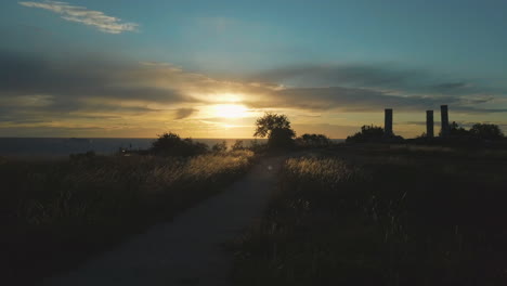 Goldener-Sonnenuntergang-Nahe-Dem-Galgenhügel,-Galgberget,-Gotlandinsel,-Schweden