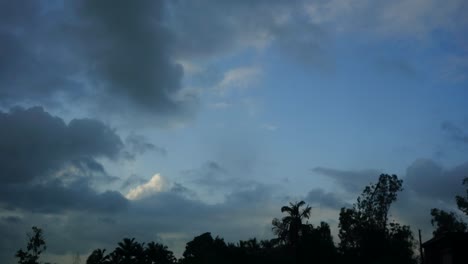 Zeitraffer-Blauer-Himmel-Bewegende-Wolken-Bäume-In-Der-Silhouette