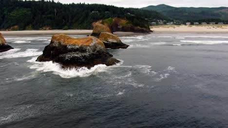 Landschaftlich-Wohlgeformte-Mineralien-An-Der-Küste-Von-Oregon-Besiedeln