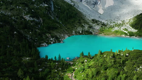 Lake-Sorapiss-aerial-pan,-glacial-lake-in-Dolomites,-Italy