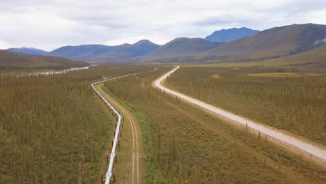 Luftaufnahme-Des-Trans-Alaska-Pipelinesystems-Und-Des-Dalton-Highway