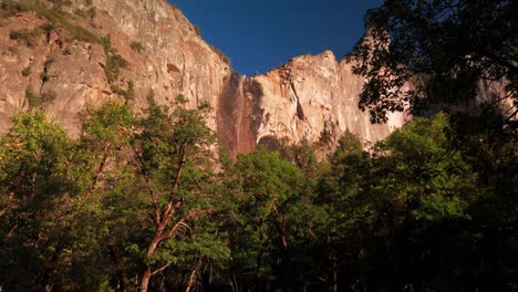 Tiro-Inclinado-Hacia-Arriba-De-Bridalveil-Falls-En-El-Valle-De-Yosemite