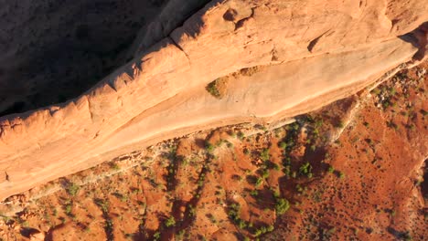 4k-Antenne-Von-Felsformationen-In-Einer-Wüstenlandschaft---Arches-National-Park,-Utah,-USA