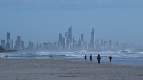 Gente-Caminando-En-La-Orilla-De-Palm-Beach---Surfers-Paradise-Rascacielos---Gold-Coast,-Queensland,-Australia