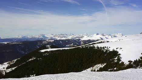 Langsamer-Schwenk-Blick-Auf-Die-Schneebedeckte-Bergwildnis-Im-Winter-In-Den-Alpen-Bei-Bozen,-Italien
