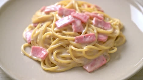 Salsa-De-Crema-Blanca-De-Espaguetis-Caseros-Con-Jamón---Estilo-De-Comida-Italiana