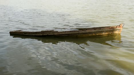 Broken-boat-in-the-middle-of-a-lake