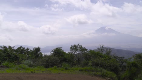 Weit-Offener-Blick-Auf-Den-Berg-Fuji-Und-Den-Yamanaka-See-In-Der-Präfektur-Yamanashi,-Japan-An-Einem-Hellen-Und-Sonnigen-Tag