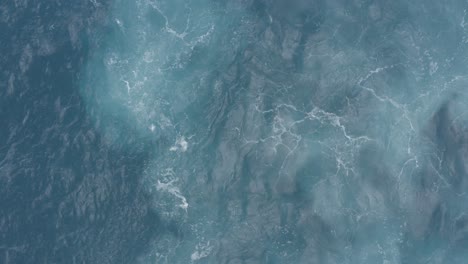 Beruhigendes-Türkisblaues-Meer-Mit-Wellengang-Und-Wildwasser,-Weiße-Bläschen-An-Der-Oberfläche