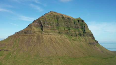 Kirkjufell-Montaña-Islandia.-Revelación-Dramática-De-La-Retirada.-Paisajes-Escandinavos