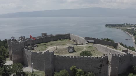 Schloss-Am-Seeufer-In-Mazedonien