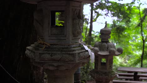 Pilar-De-Piedra-Japonés-Típico-En-El-Bosque---Vista-Estática-Bloqueada-Con-Desenfoque-De-Fondo