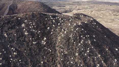 Volando-Hacia-Arriba-Y-Sobre-El-Borde-Del-Cráter-Volcánico-Amboy-En-El-Desierto-De-Mojave