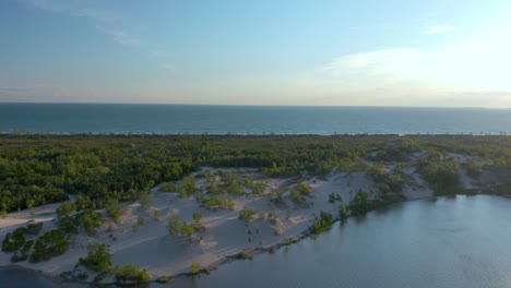 Drohne-Fliegt-über-Den-Ontariosee-Und-Die-Halbinsel-Sandbänke