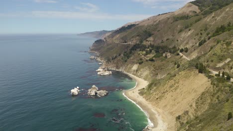 Drone-Vuela-Sobre-Playas-Escondidas-En-La-Costa-De-California