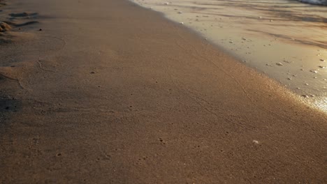 Goldener-Sandstrand-Und-Wellen,-Die-An-Die-Küste-Rollen