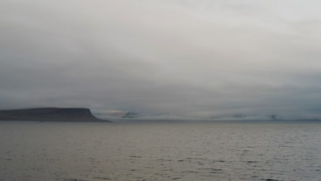 Luftaufnahme-Des-Grauen-Tages-In-Den-Westfjorden-Islands-In-Der-Nähe-Von-Borgafjorour
