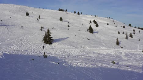 Einsamer-Wanderer,-Der-Auf-Einem-Schneebedeckten-Pfad-In-Einer-Bergwildnis-In-Den-Alpen-Spaziert