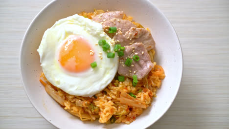 Arroz-Frito-Kimchi-Con-Huevo-Frito-Y-Cerdo---Estilo-De-Comida-Coreana